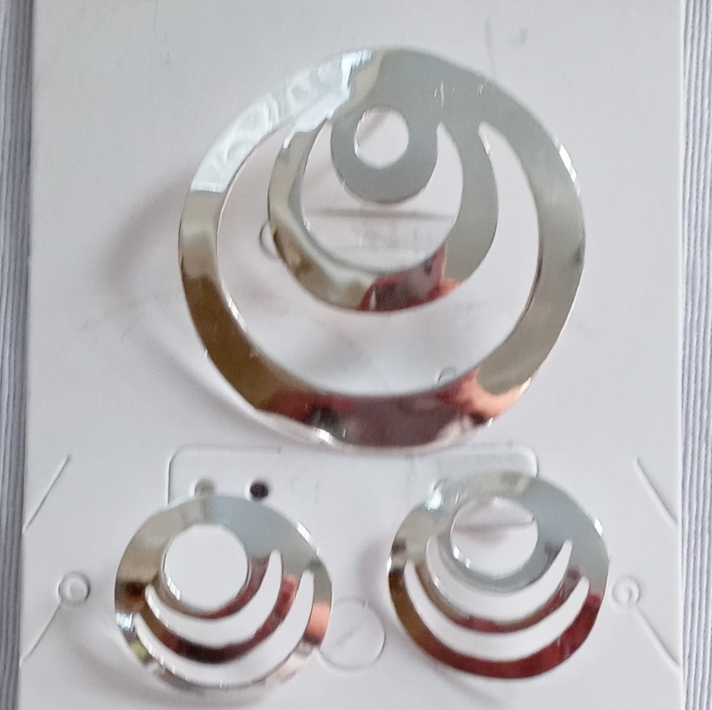Earrings and dijes